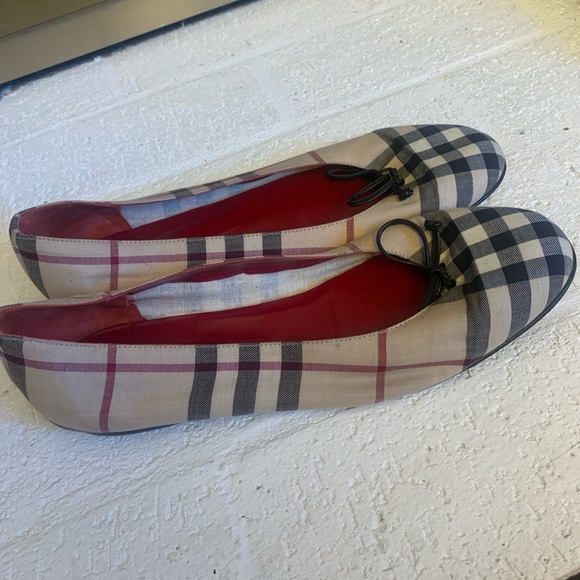 Gently used BURBERRY ballerina flats, in classic Burberry pattern. Size 37. - Picture 9 of 11